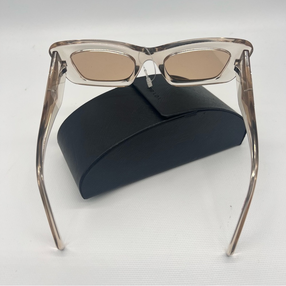 Prada - Picture 5 of 10